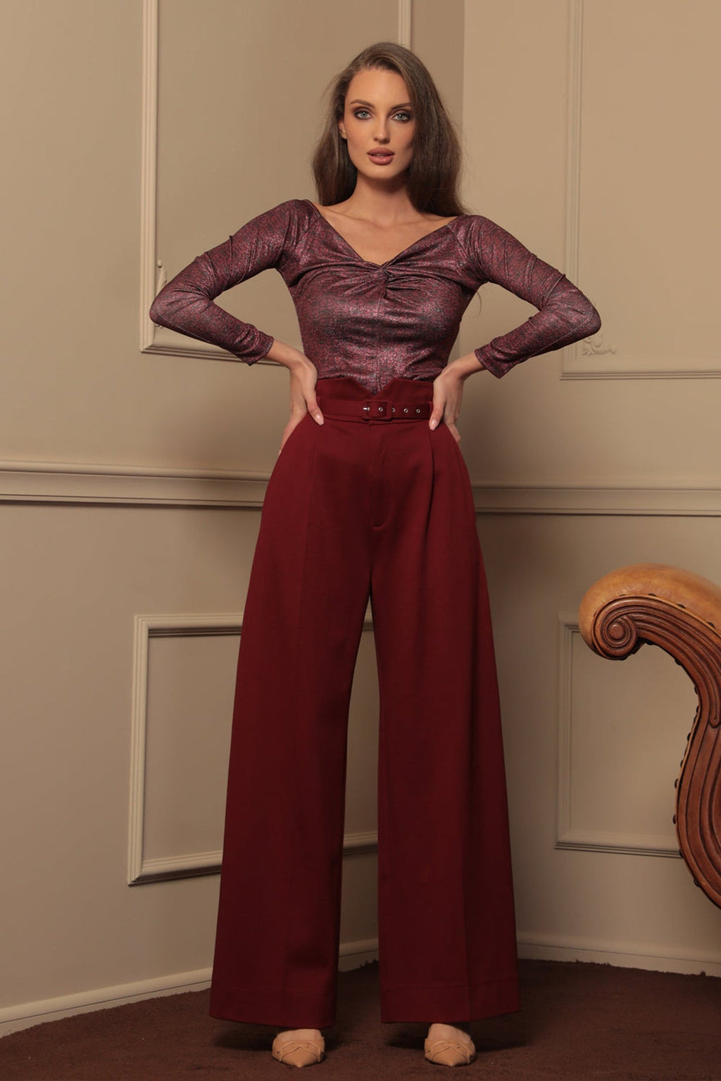 TOP S OKRÚTENÝM DETAILOM A DLHÝMI RUKÁVMI - BORDOVÉ LOGO