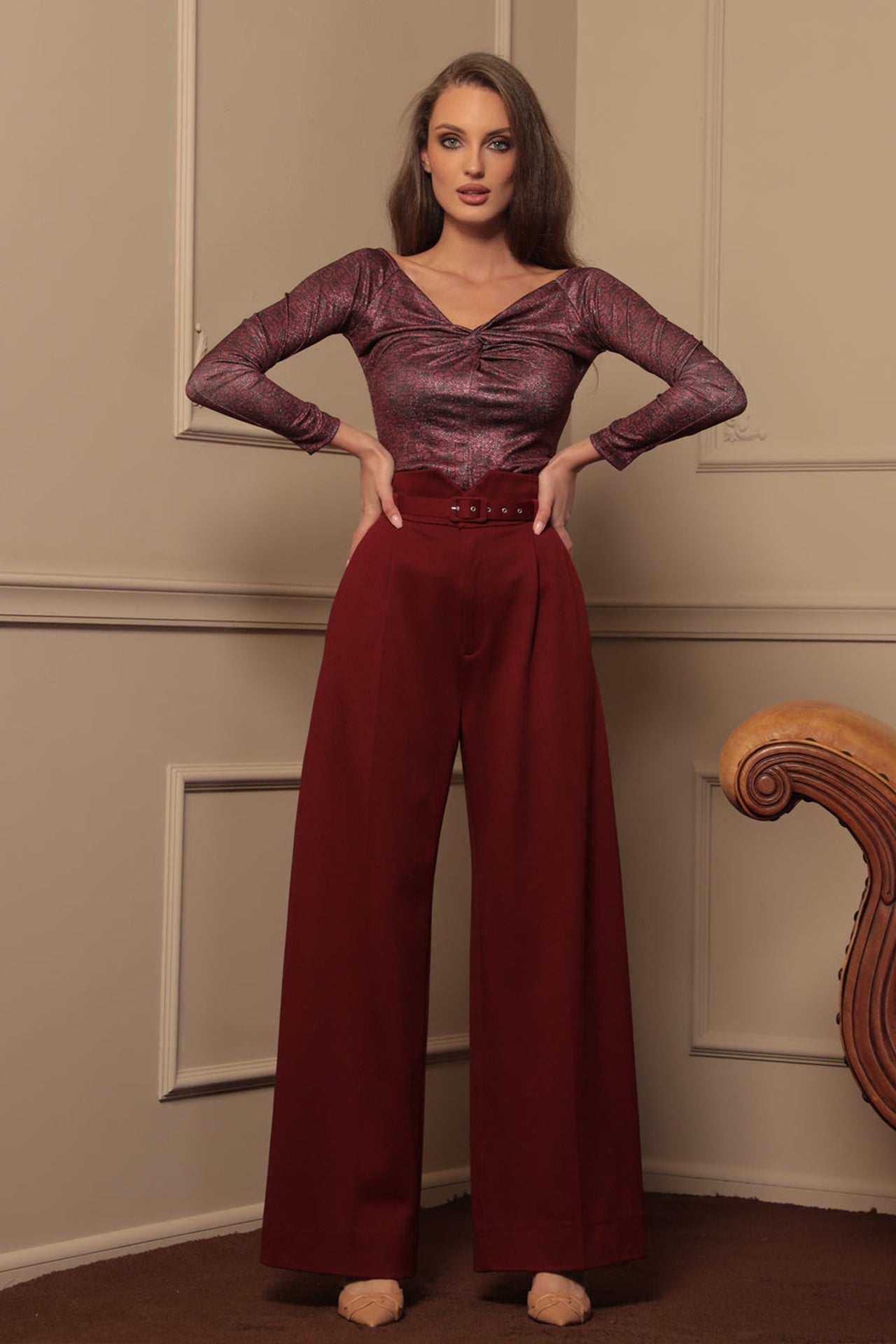 TOP WITH TWIST DETAIL AND LONG SLEEVES - BURGUNDY LOGO