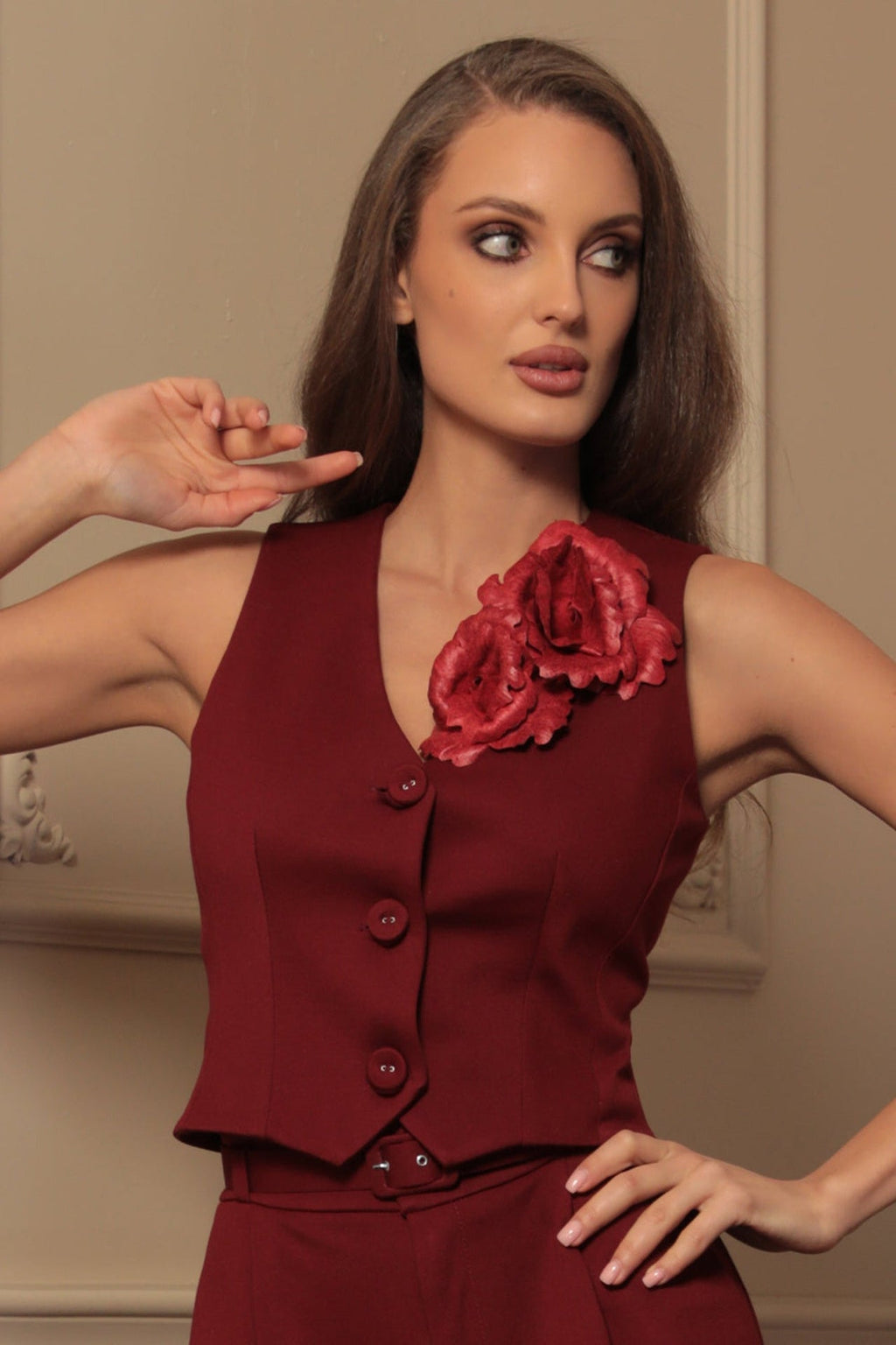 MEDIUM SUEDE-LOOK RED ROSE BROOCH JIORO РЪЧНО ИЗРАБОТЕНА БРОШКА ОТ ВЕЛУР СРЕДНО ЦВЕТЕ В ЧЕРВЕНО JIORO