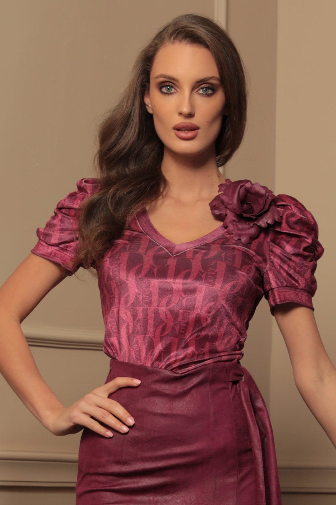 BLOUSE WITH PUFF SLEEVES AND V-NECKLINE - BURGUNDY LOGO