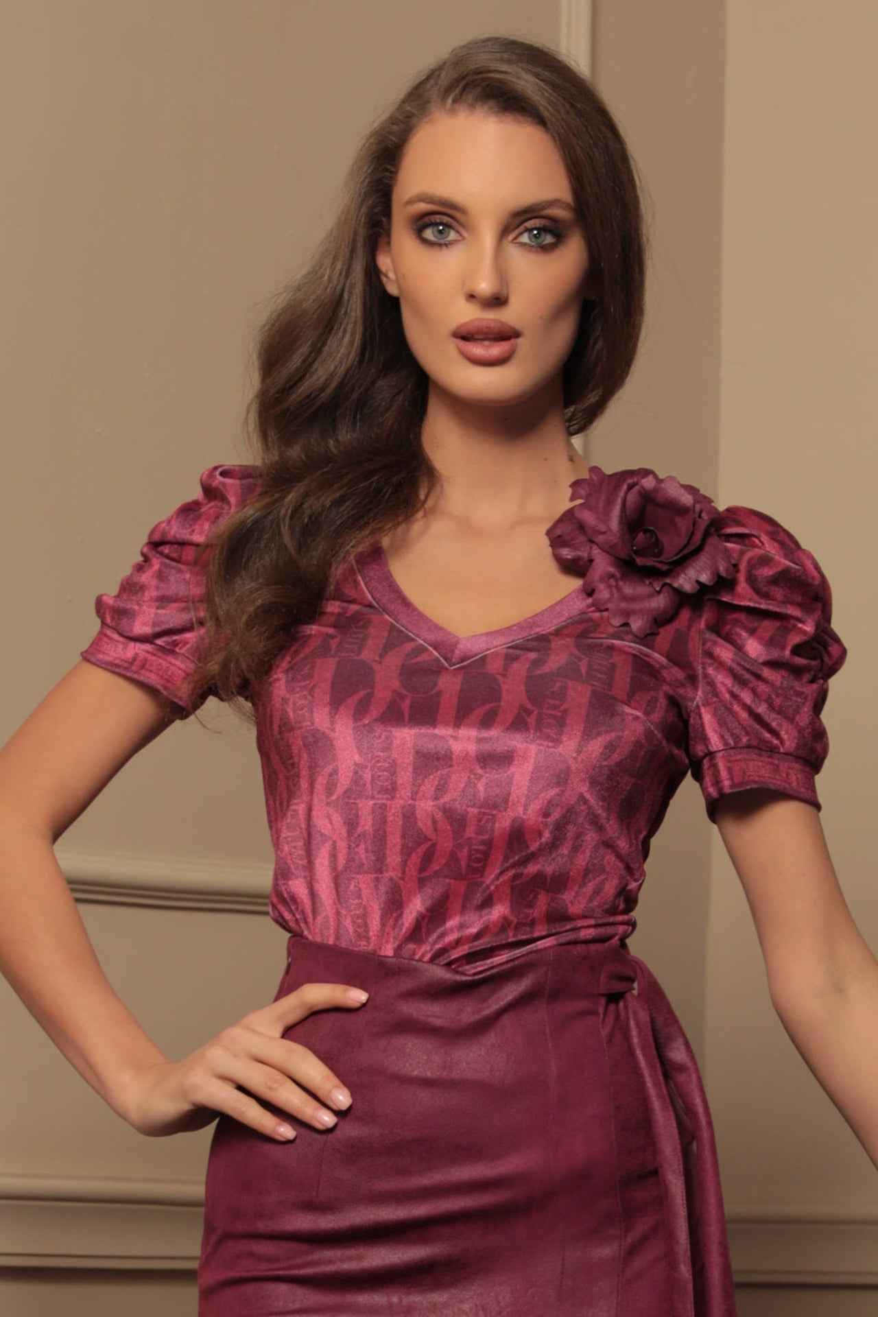 BLOUSE WITH PUFF SLEEVES AND V-NECKLINE - BURGUNDY LOGO