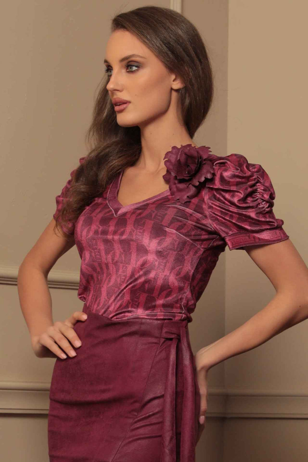 BLOUSE WITH PUFF SLEEVES AND V-NECKLINE - BURGUNDY LOGO