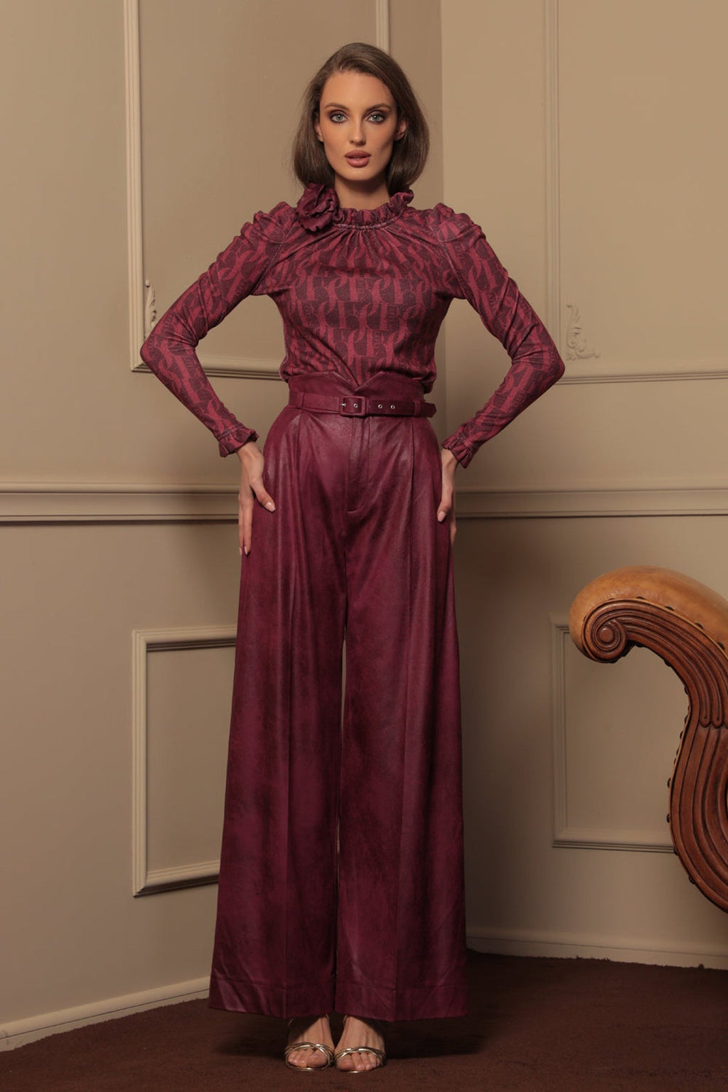 HIGH-WAISTED BURGUNDY TROUSERS – ESSENTIALS