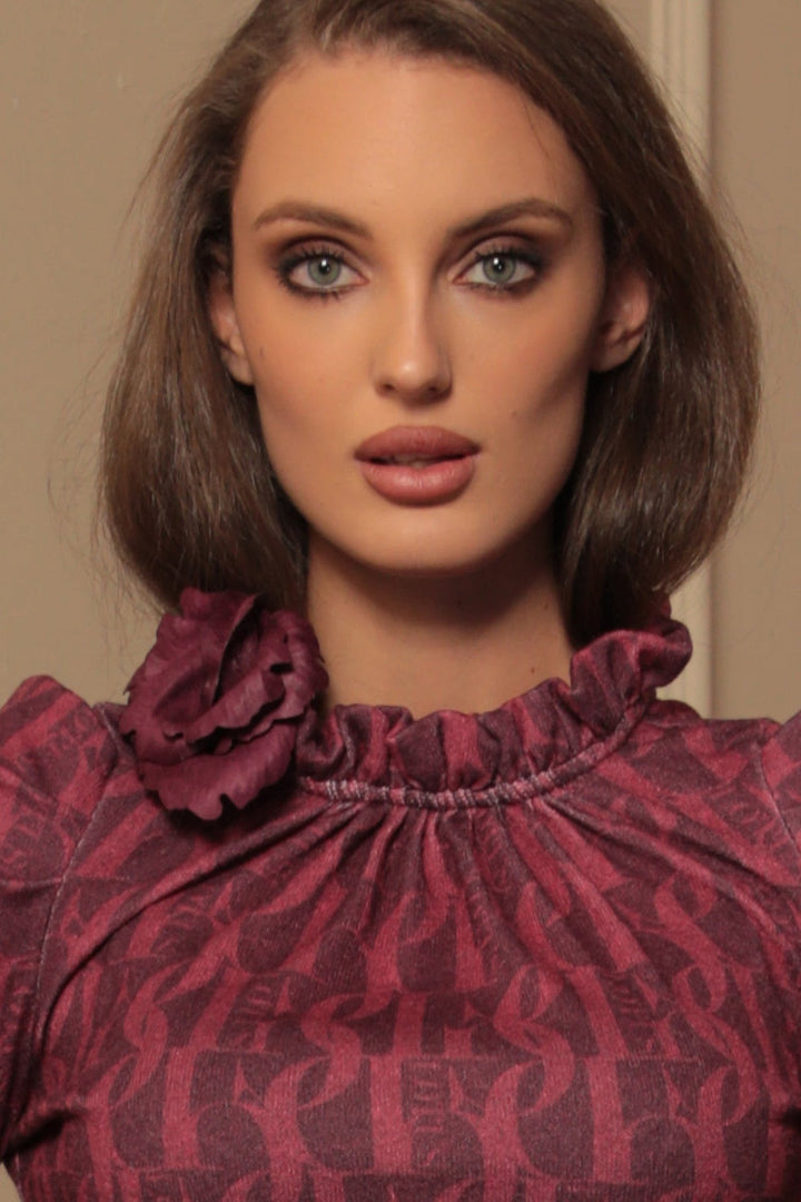 BLOUSE WITH GATHERED NECKLINE AND LOGO PRINT - BURGUNDY LOGO JIORO БЛУЗА ОТ ФИНО ПЛЕТИВО - BURGUNDY LOGO JIORO