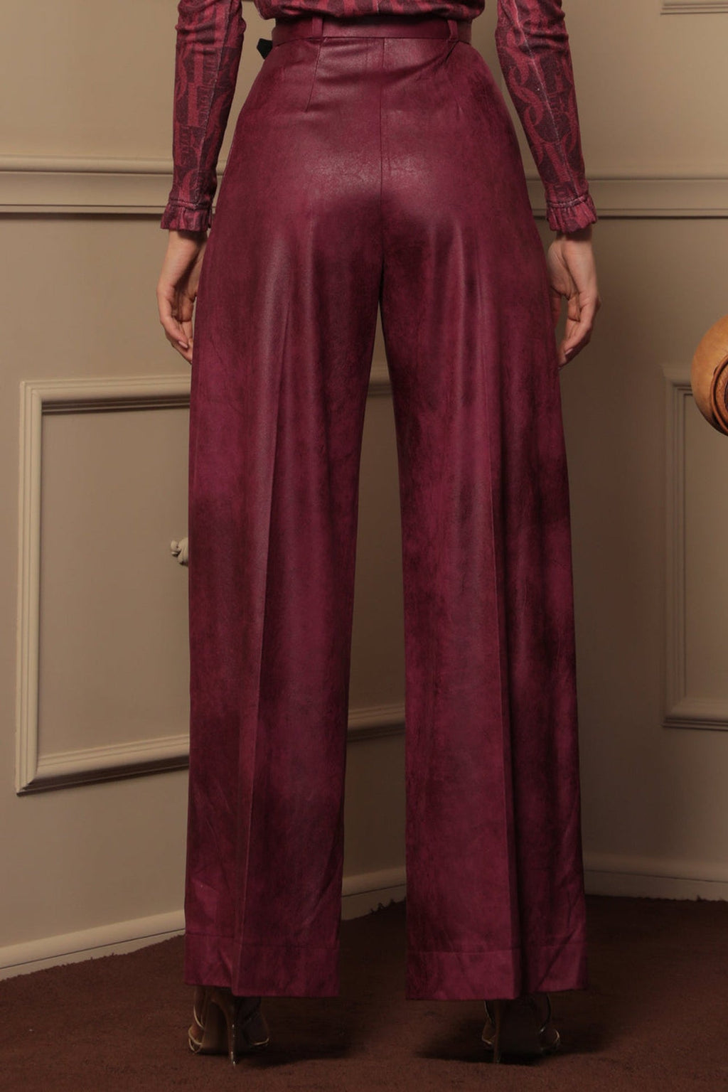 HIGH-WAISTED BURGUNDY TROUSERS – ESSENTIALS