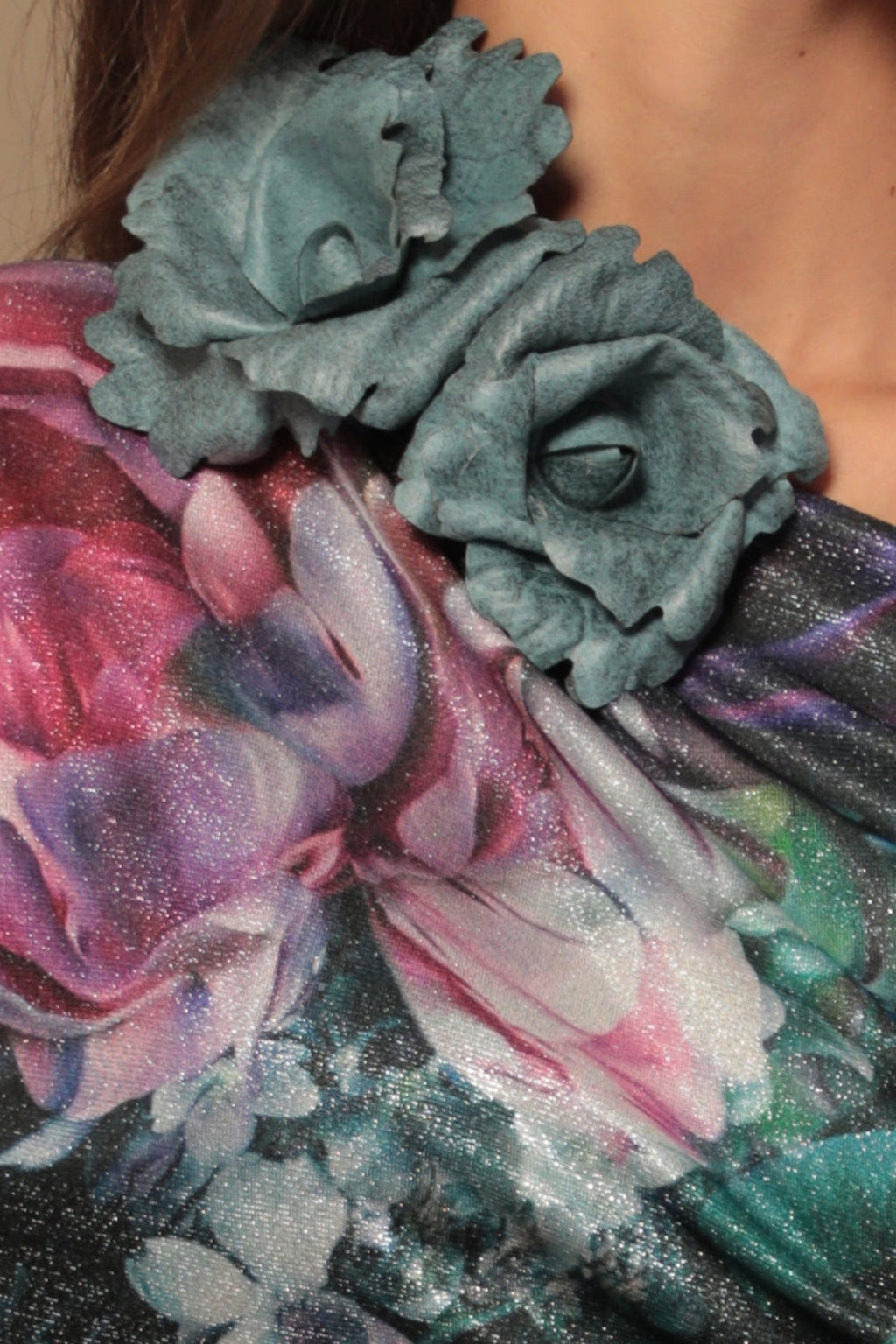 MEDIUM SUEDE-LOOK AZUR BLUE ROSE BROOCH JIORO РЪЧНО ИЗРАБОТЕНА БРОШКА ОТ ВЕЛУР СРЕДНО ЦВЕТЕ В АЗУРНО СИНЬО JIORO