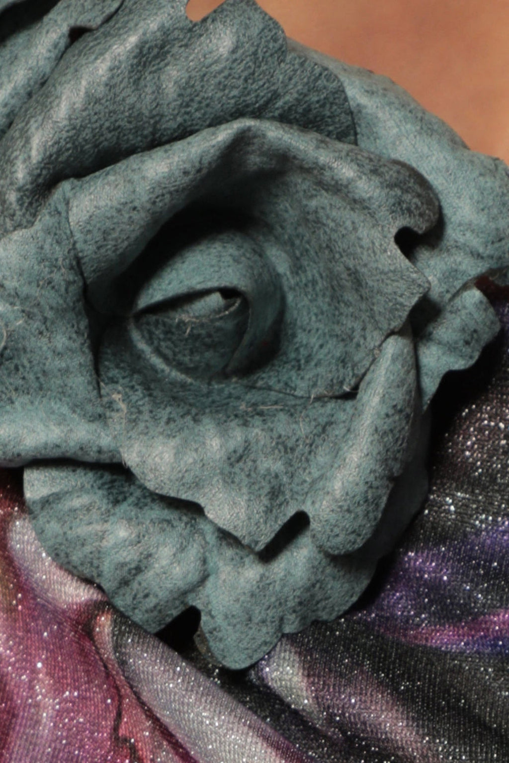 SMALL SUEDE-LOOK BLUE ROSE BROOCH JIORO РЪЧНО ИЗРАБОТЕНА БРОШКА ОТ ВЕЛУР МАЛКО ЦВЕТЕ В АЗУРНО СИНЬО JIORO