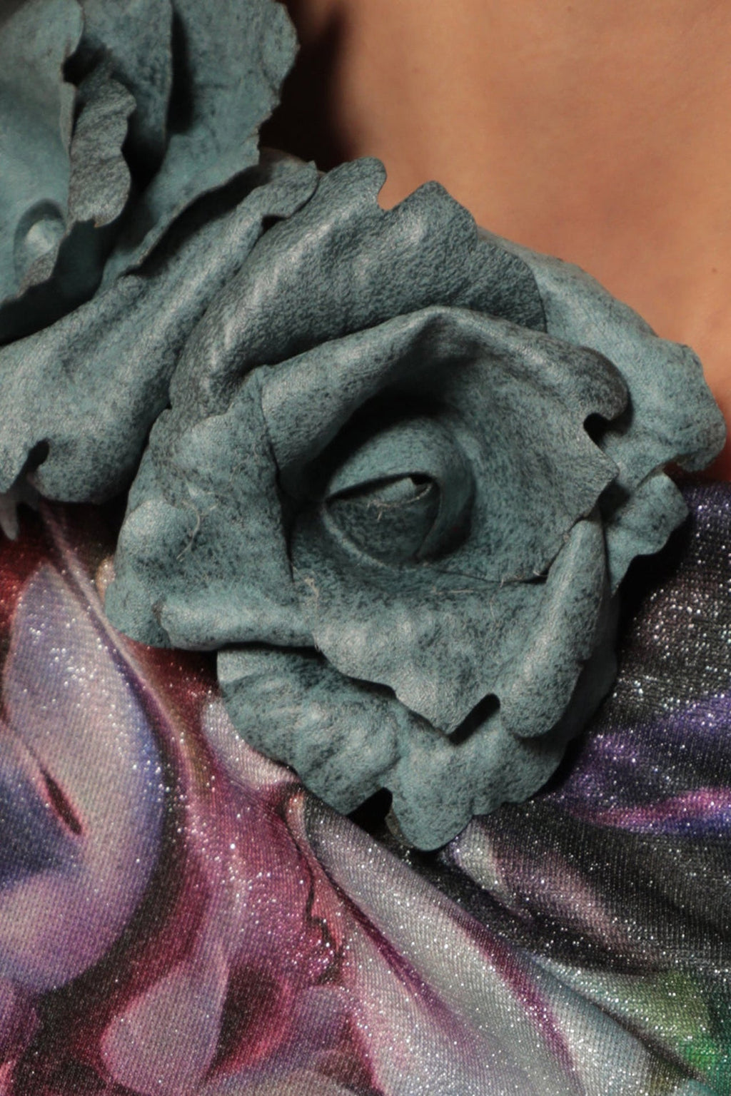 SMALL SUEDE-LOOK BLUE ROSE BROOCH JIORO РЪЧНО ИЗРАБОТЕНА БРОШКА ОТ ВЕЛУР МАЛКО ЦВЕТЕ В АЗУРНО СИНЬО JIORO