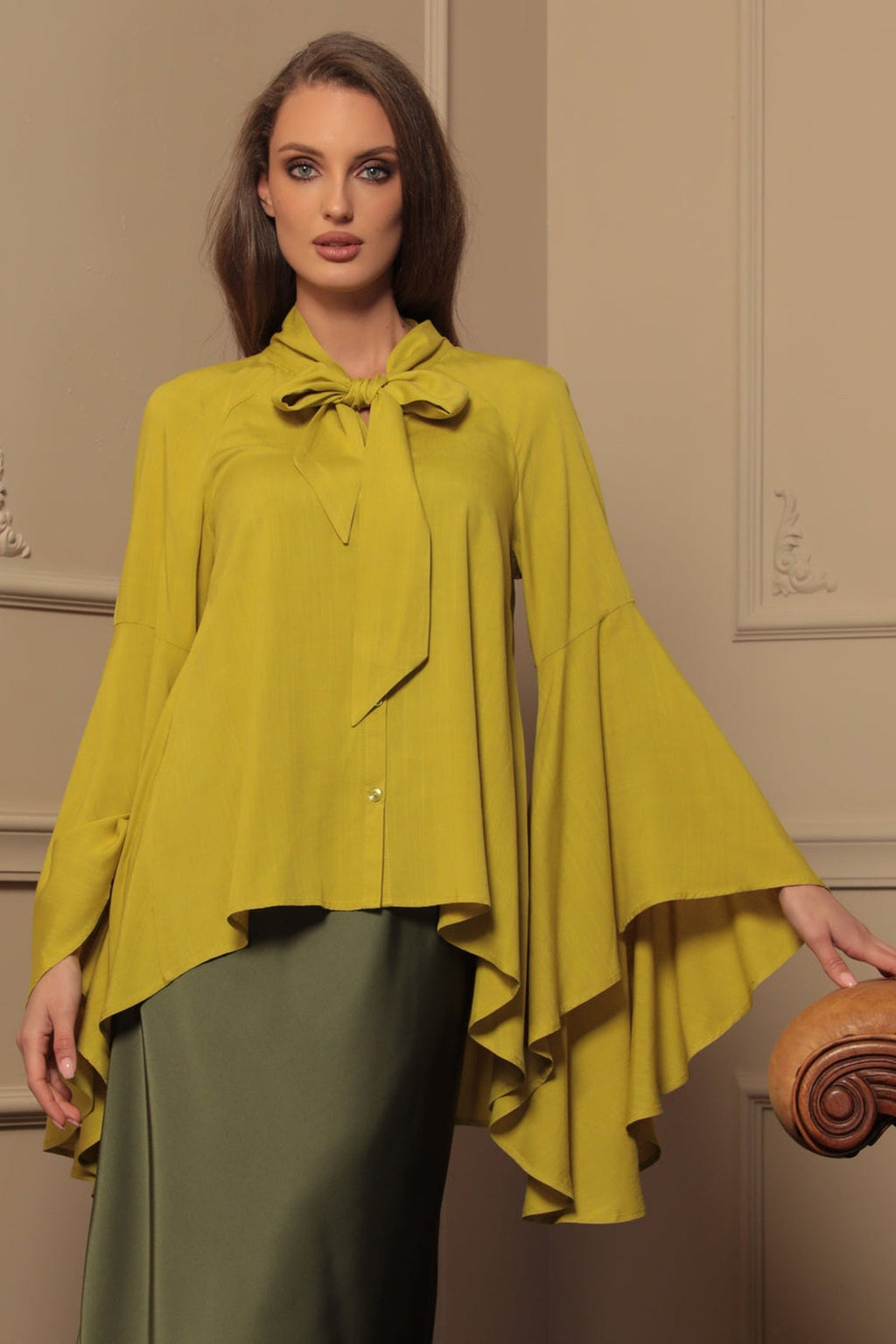 YELLOW ORCHE VISCOSE BLOUSE WITH FLARED SLEEVES - ESSENTIALS JIORO РИЗА ОТ ЗЕЛЕНА ВИСКОЗА С КЛОШ РЪКАВИ - ESSENTIALS JIORO