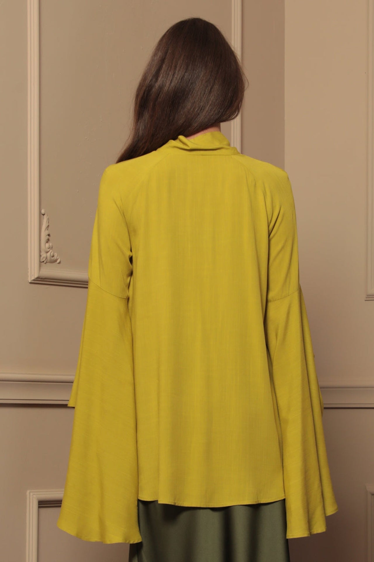 YELLOW ORCHE VISCOSE BLOUSE WITH FLARED SLEEVES - ESSENTIALS JIORO РИЗА ОТ ЗЕЛЕНА ВИСКОЗА С КЛОШ РЪКАВИ - ESSENTIALS JIORO