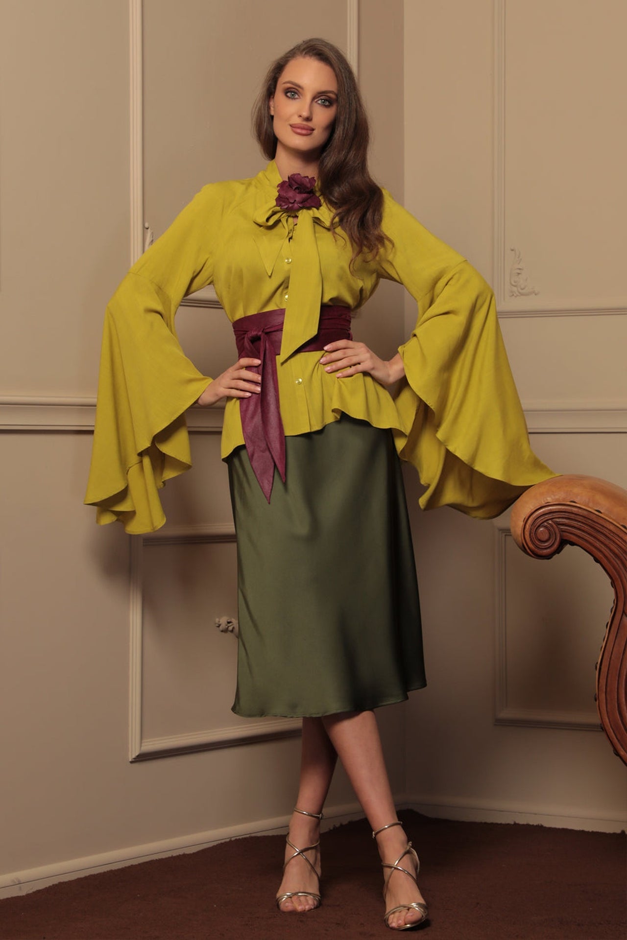 YELLOW ORCHE VISCOSE BLOUSE WITH FLARED SLEEVES - ESSENTIALS JIORO РИЗА ОТ ЗЕЛЕНА ВИСКОЗА С КЛОШ РЪКАВИ - ESSENTIALS JIORO