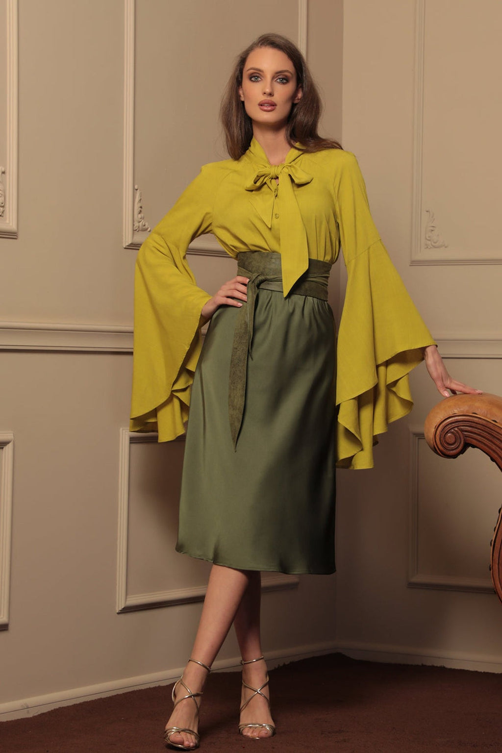 YELLOW ORCHE VISCOSE BLOUSE WITH FLARED SLEEVES - ESSENTIALS JIORO РИЗА ОТ ЗЕЛЕНА ВИСКОЗА С КЛОШ РЪКАВИ - ESSENTIALS JIORO