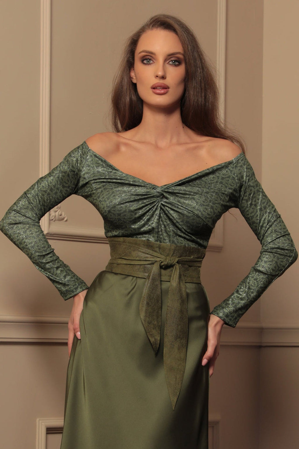 TOP WITH TWIST DETAIL AND LONG SLEEVES - EMERALD GREEN LOGO