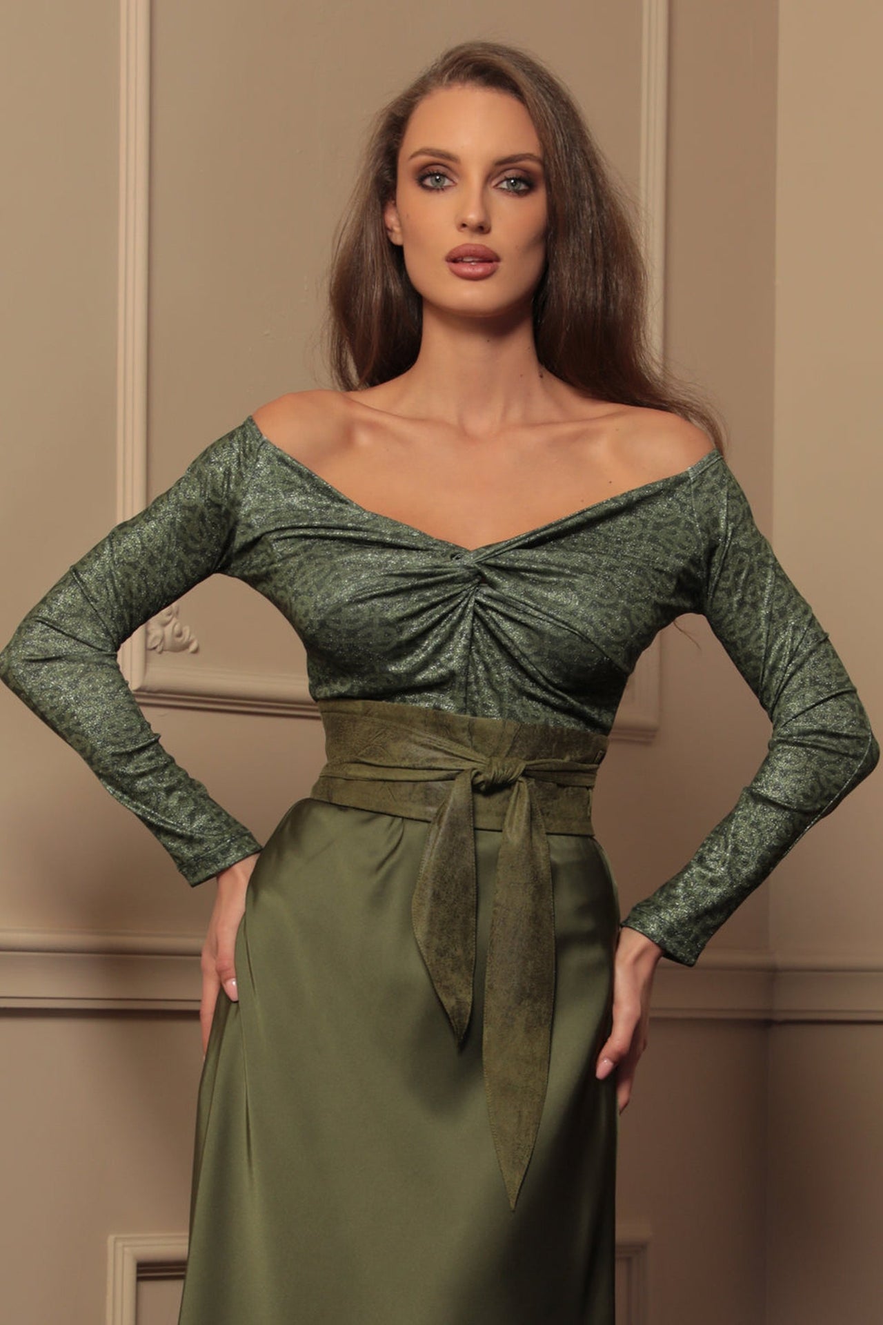 TOP AVEC DÉTAIL TORSADÉ ET MANCHES LONGUES - LOGO VERT ÉMERAUDE