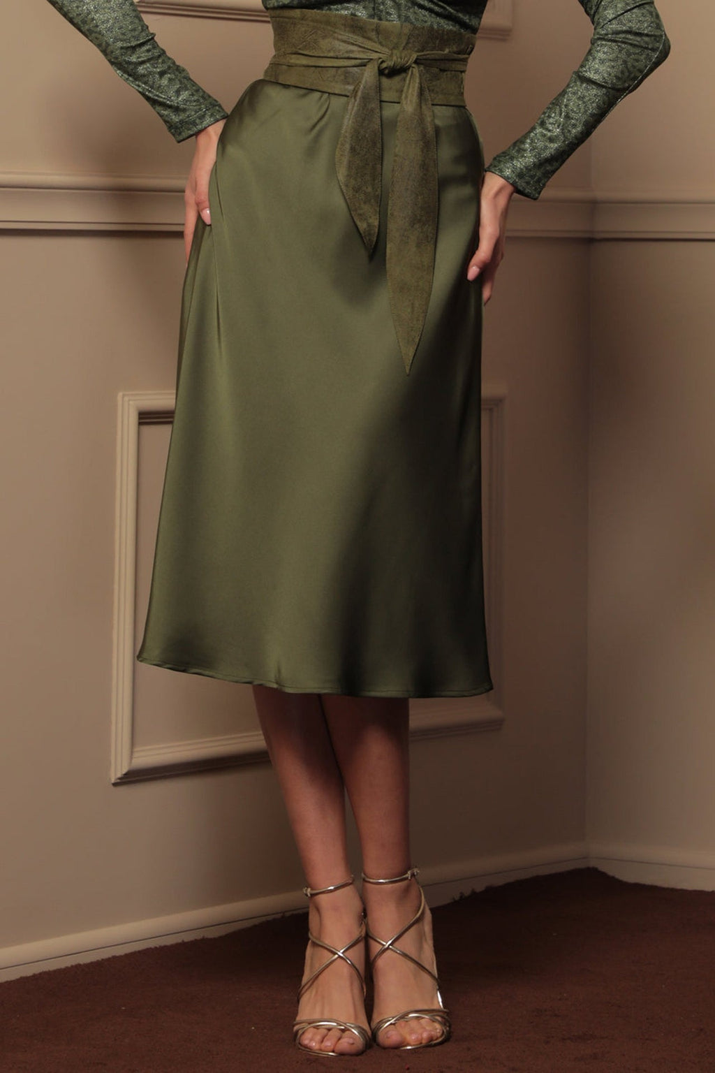 JUPE EN SATIN COUPE BIAIS AVEC CEINTURE ÉLASTIQUE VERT OLIVE - ESSENTIALS