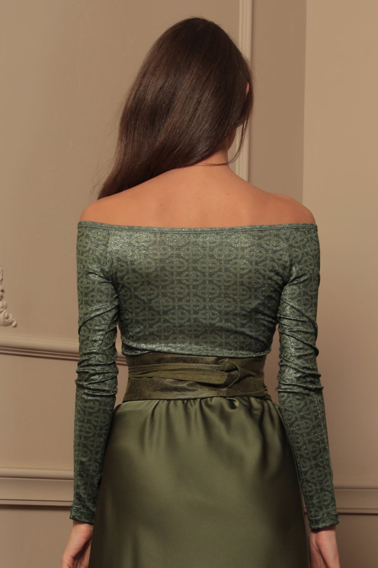 TOP AVEC DÉTAIL TORSADÉ ET MANCHES LONGUES - LOGO VERT ÉMERAUDE