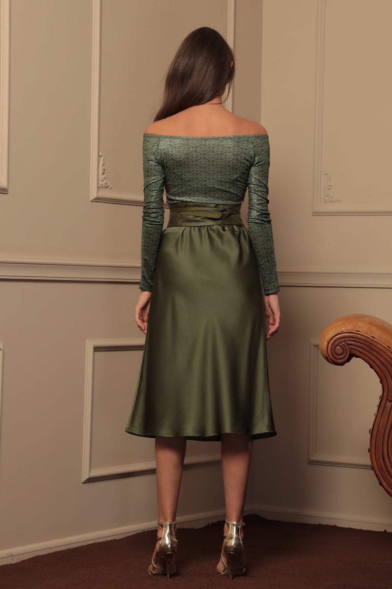 JUPE EN SATIN COUPE BIAIS AVEC CEINTURE ÉLASTIQUE VERT OLIVE - ESSENTIALS