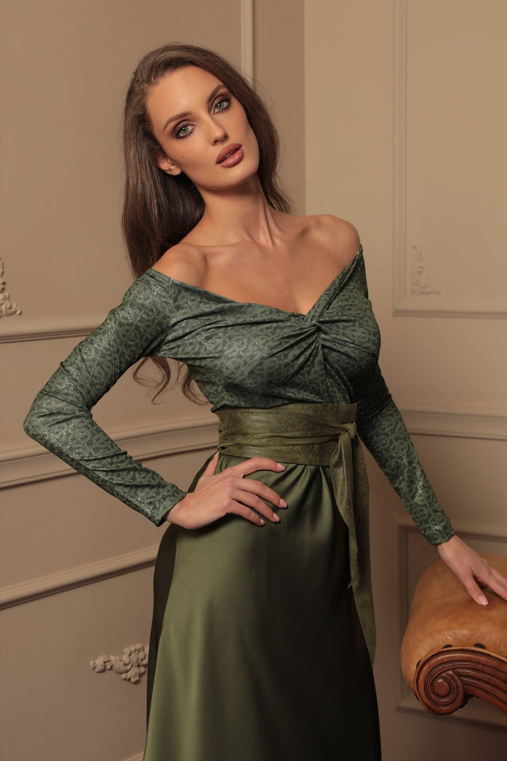 TOP WITH TWIST DETAIL AND LONG SLEEVES - EMERALD GREEN LOGO