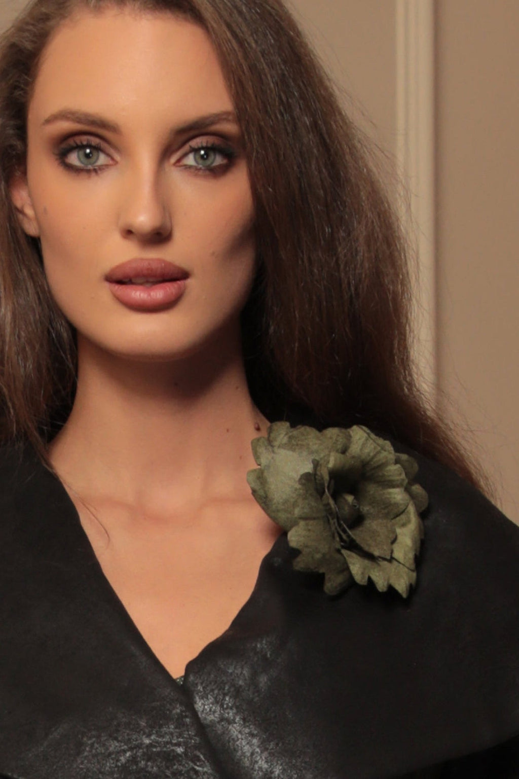 MEDIUM SUEDE-LOOK GREEN ROSE BROOCH