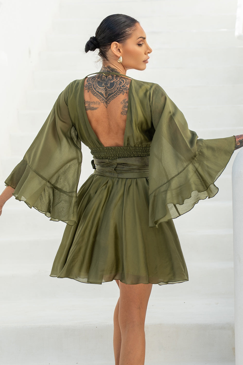 SHORT TENCEL DRESS WITH WIDE SLEEVES IN OLIVE GREEN - ESSENTIALS JIORO КЪСА РОКЛЯ ОТ ЛИОЦЕЛ С ШИРОК РЪКАВ В ЗЕЛЕНО - ESSENTIALS JIORO
