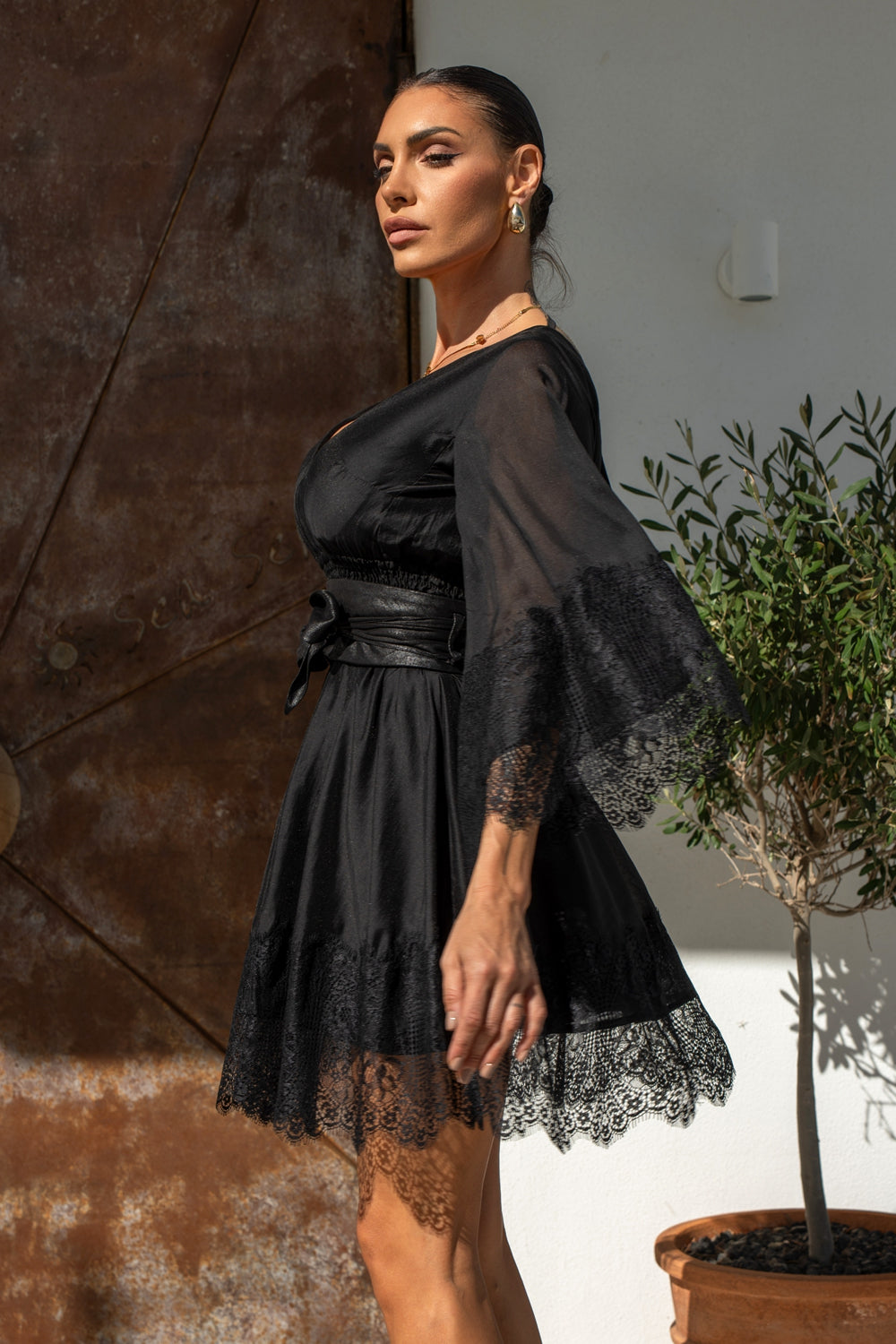 SHORT BLACK LYOCELL DRESS WITH LACE - ESSENTIALS JIORO КЪСА РОКЛЯ ОТ ЛИОЦЕЛ С ШИРОК РЪКАВ И ДАНТЕЛА В НЧЕРНО - ESSENTIALS JIORO