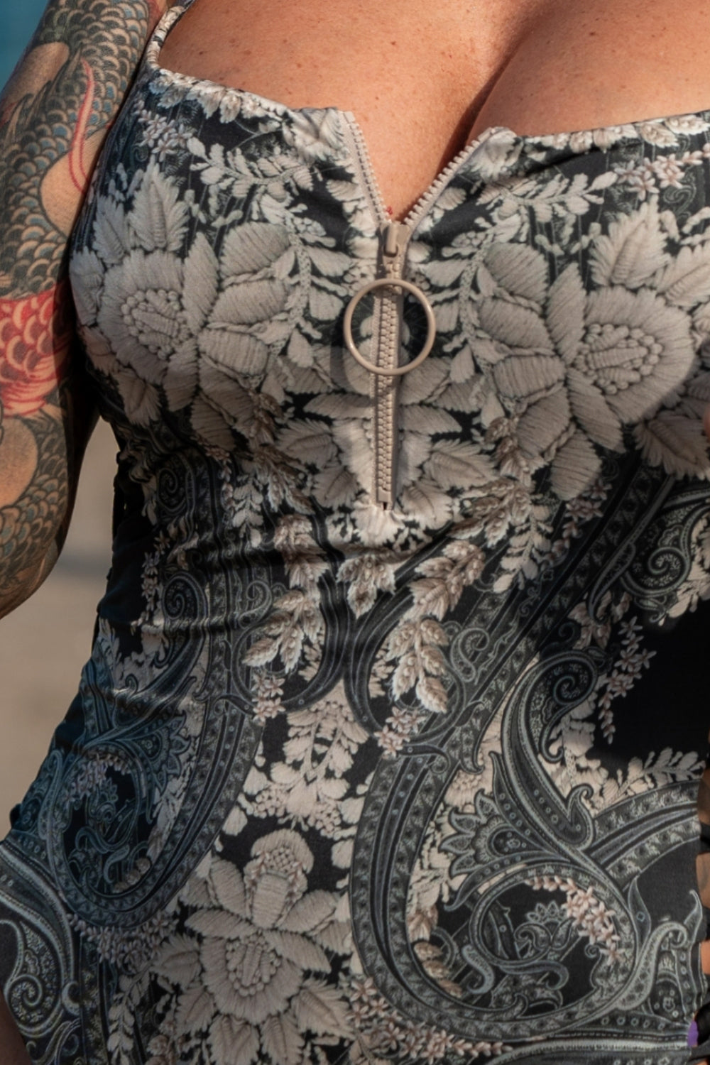 MAILLOT DE BAIN UNE PIÈCE AVEC FERMETURE ÉCLAIR ET NŒUDS LATÉRAUX – FROZEN LOTUS