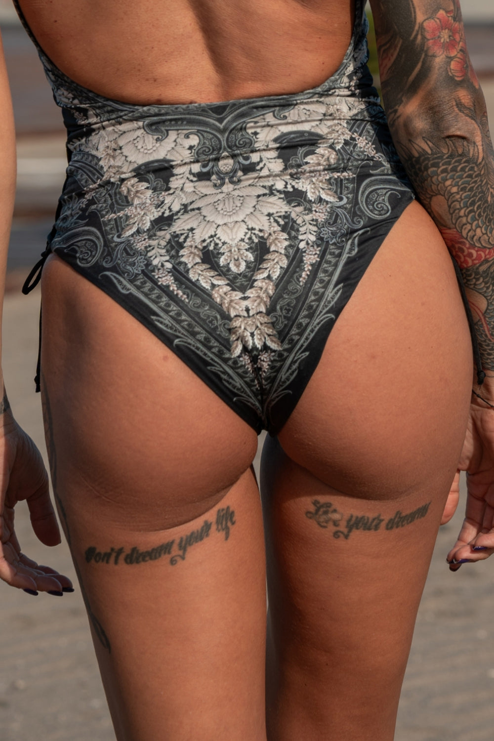 MAILLOT DE BAIN UNE PIÈCE AVEC FERMETURE ÉCLAIR ET NŒUDS LATÉRAUX – FROZEN LOTUS