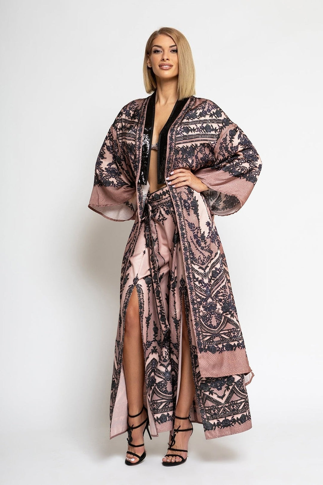 SATÉNOVÉ VISKÓZOVÉ KIMONO - GRAFFITI PRÁŠOK