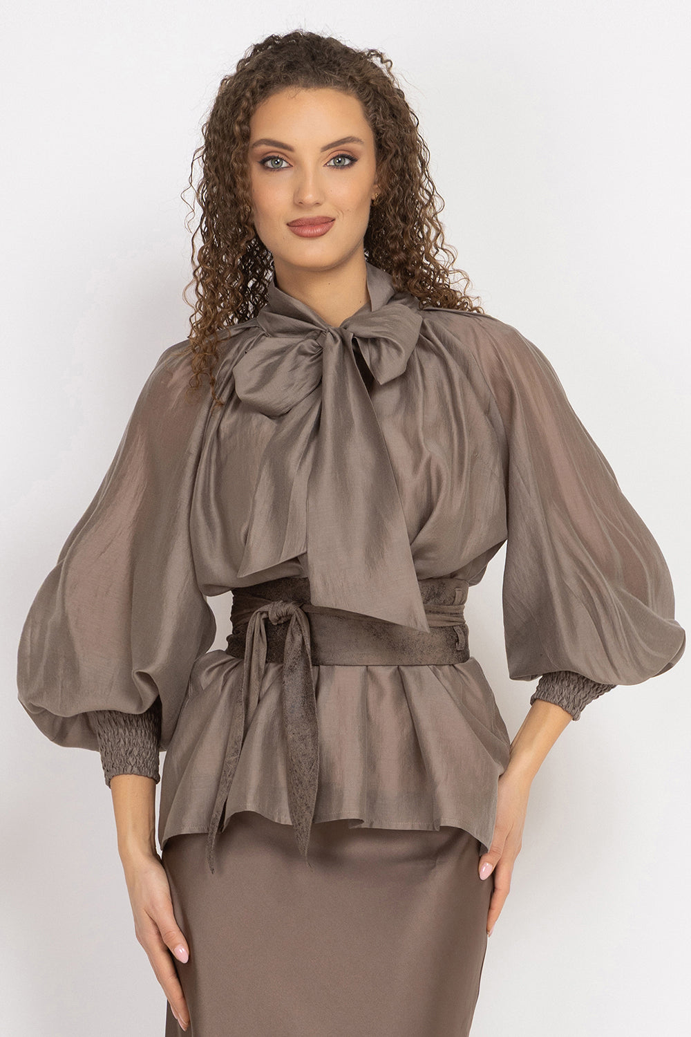 BOHEMIAN MOCHA LYOCELL BLOUSE WITH PUFF SLEEVES AND TIE-FRONT COLLAR - ESSENTIALS JIORO БОХЕМСКА РИЗА ОТ ЛИОЦЕЛ С БОГАТИ РЪКАВИ И ВРЪЗКА В МОКА JIORO