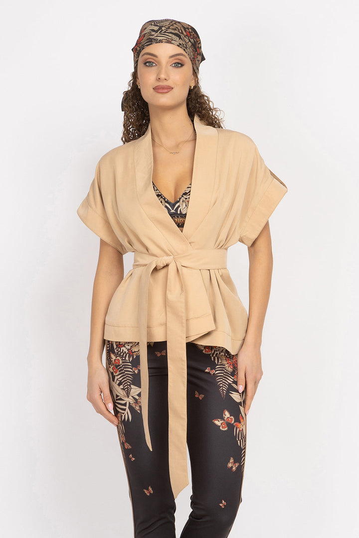 BEIGE SHORT-SLEEVE JACKET WITH BELT AND LINING - ESSENTIALS JIORO  САКО ОТ ЛИОСЕЛ ТИП КИМОНО С КЪС РЪКАВ И КОЛАН В БЕЖОВО - ESSENTIALS JIORO