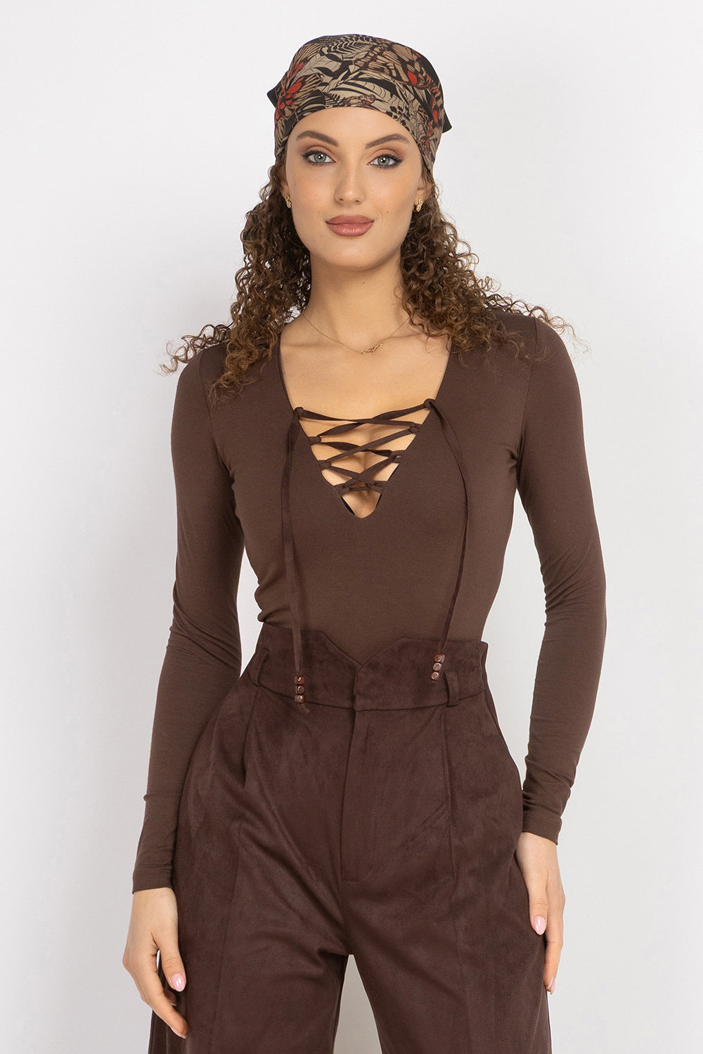 BROWN VISCOSE STRETCH BODYSUIT WITH DEEP V-NECK AND SUEDE TIE DETAIL - ESSENTIALS JIORO КАФЯВО БОДИ ОТ ВИСКОЗА С ДЪЛБОКО V-ОБРАЗНО ДЕКОЛТЕ И ВЕЛУРЕНИ ВРЪЗКИ - ESSENTIALS JIORO