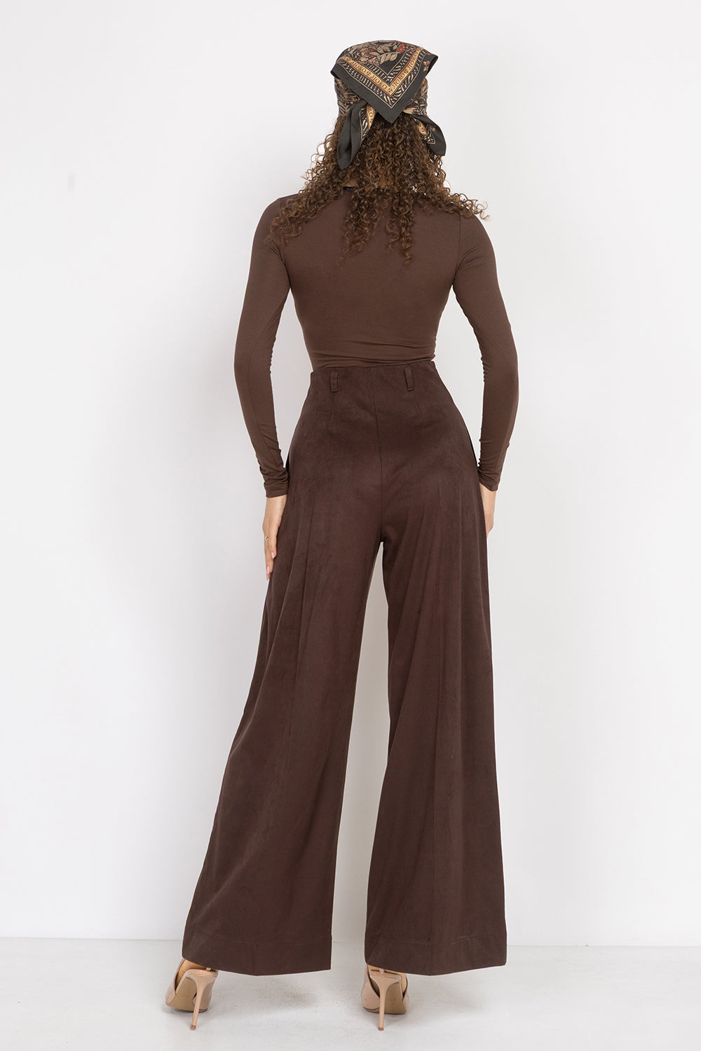 BROWN VISCOSE STRETCH BODYSUIT WITH DEEP V-NECK AND SUEDE TIE DETAIL - ESSENTIALS JIORO КАФЯВО БОДИ ОТ ВИСКОЗА С ДЪЛБОКО V-ОБРАЗНО ДЕКОЛТЕ И ВЕЛУРЕНИ ВРЪЗКИ - ESSENTIALS JIORO