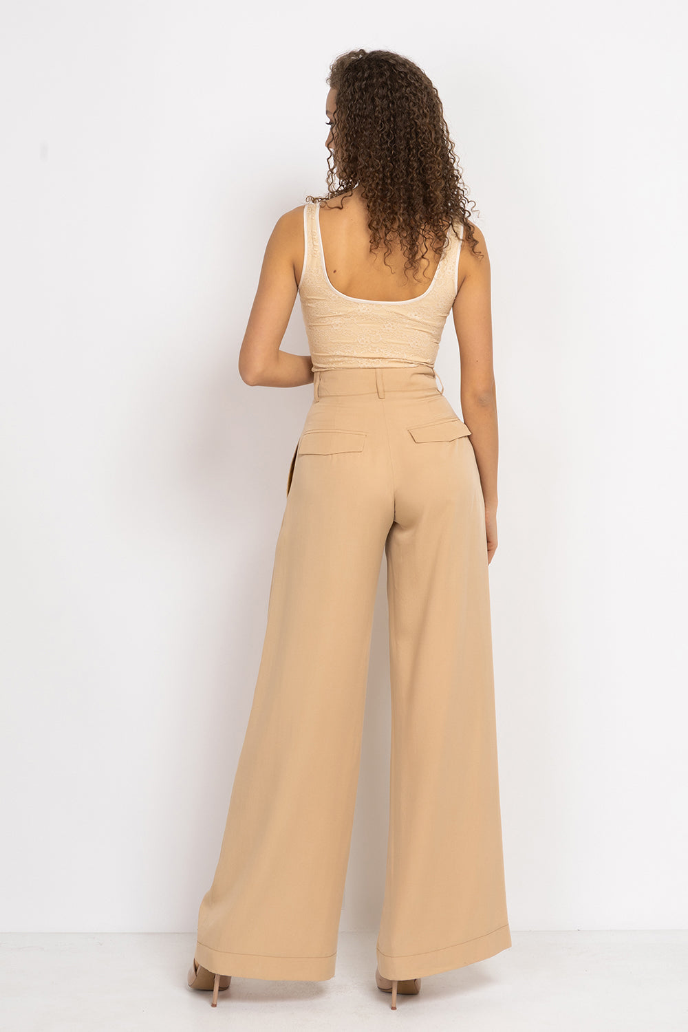 LACE BODYSUIT WITH DEEP SCOOP NECKLINE BEIGE - ESSENTIALS JIORO ДАНТЕЛЕНО БОДИ БЕЗ РЪКАВ С ДЪЛБОКО ОВАЛНО ДЕКОЛТЕ В БЕЖОВО - ESSENTIALS JIORO