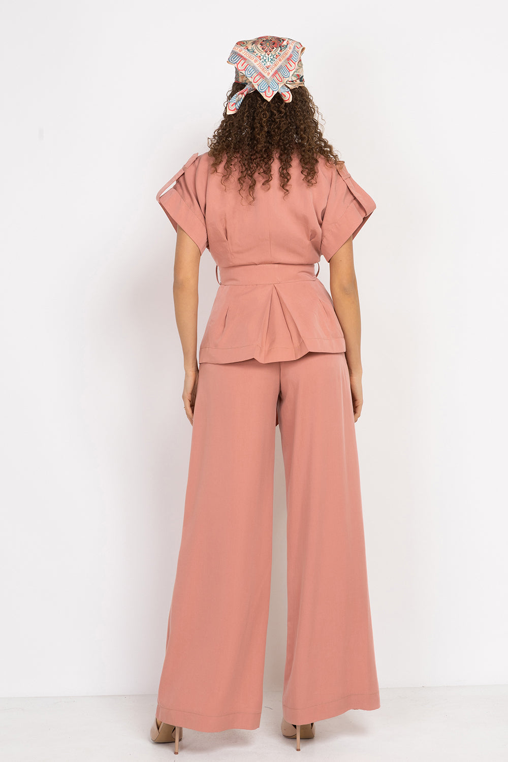 POWDER LOOSE-FIT LYOCELL PANTS WITH PLEATS - ESSENTIALS JIORO СВОБОДЕН ПАНТАЛОН ОТ ЛИОСЕЛ В ЦВЯТ ПУДРА - ESSENTIALS JIORO