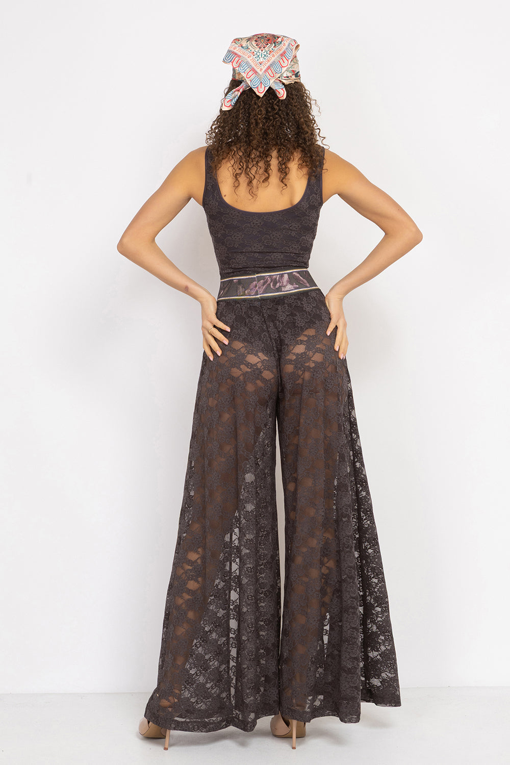 LONG FLARED LACE PANTS WITH SLITS ESPRESSO - ESSENTIALS JIORO ДЪЛЪГ КЛОШ ПАНТАЛОН ОТ ДАНТЕЛА В ЦВЯТ ЕСПРЕСО С ДЪЛБОКИ ЦЕПКИ – ESSENTIALS JIORO