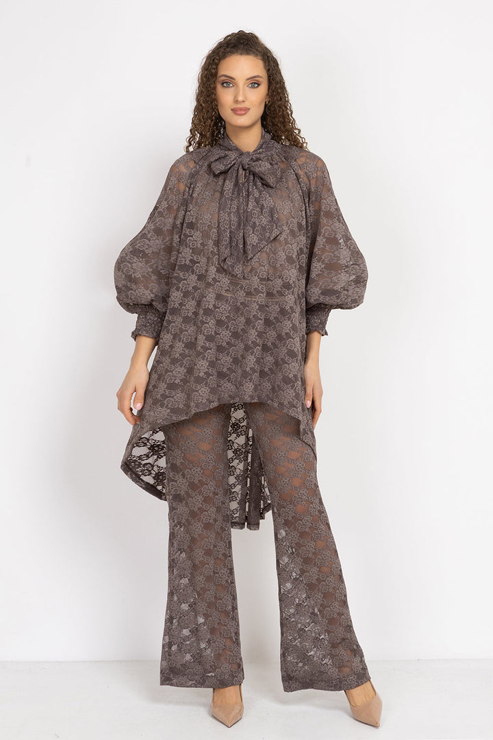 MOCHA LACE SHIRT WITH FRONT BOW AND LONG BACK - ESSENTIALS JIORO ДАНТЕЛЕНА РИЗА В ЦВЯТ МОКА С ИЗДЪЛЖЕН ГРЪБ - ESSENTIALS JIORO