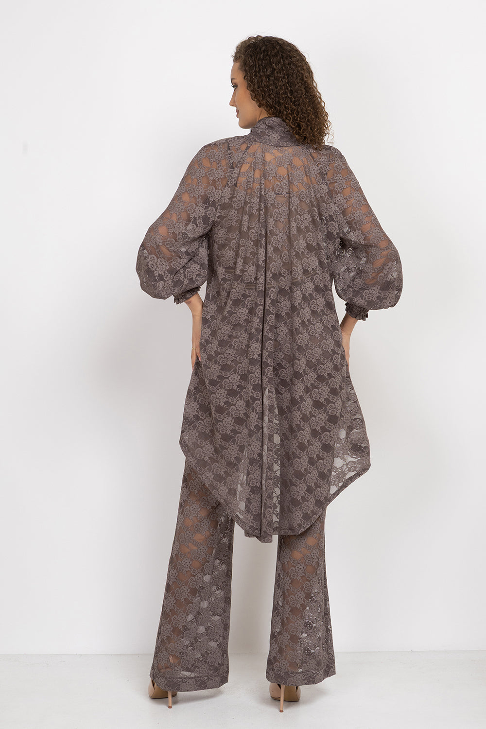 MOCHA LACE SHIRT WITH FRONT BOW AND LONG BACK - ESSENTIALS JIORO ДАНТЕЛЕНА РИЗА В ЦВЯТ МОКА С ИЗДЪЛЖЕН ГРЪБ - ESSENTIALS JIORO