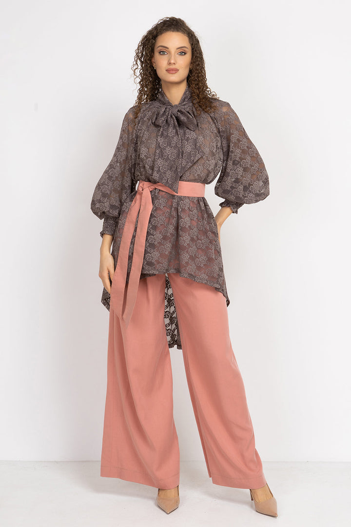 MOCHA LACE SHIRT WITH FRONT BOW AND LONG BACK - ESSENTIALS JIORO ДАНТЕЛЕНА РИЗА В ЦВЯТ МОКА С ИЗДЪЛЖЕН ГРЪБ - ESSENTIALS JIORO