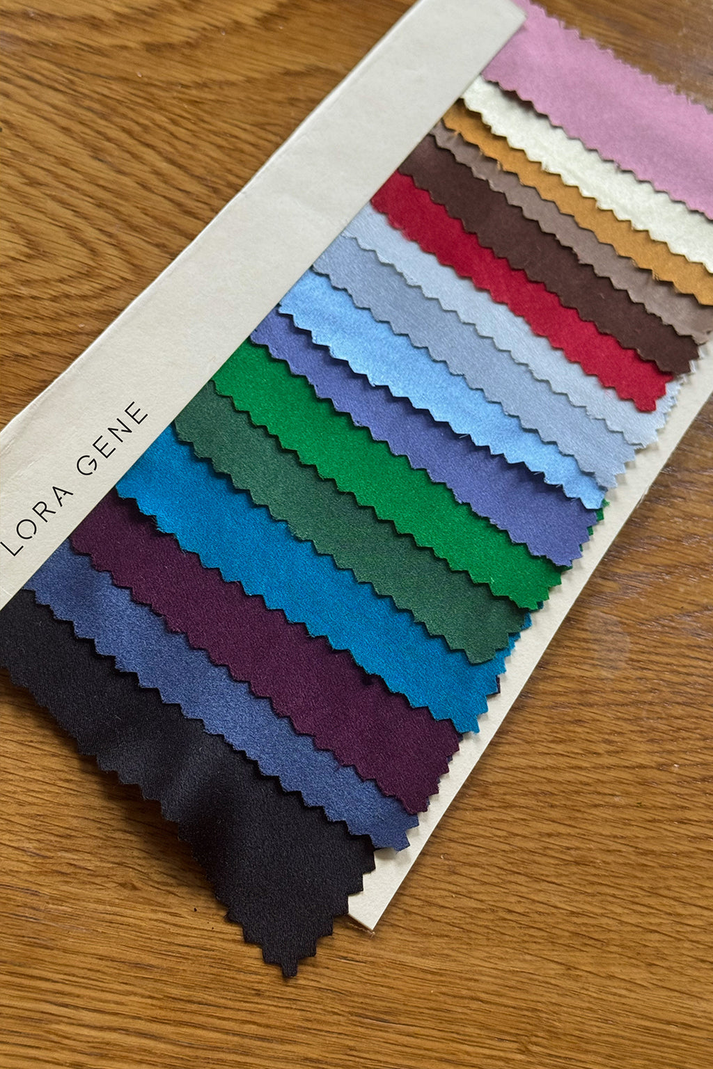 CARTE DE COULEUR EN SOIE 