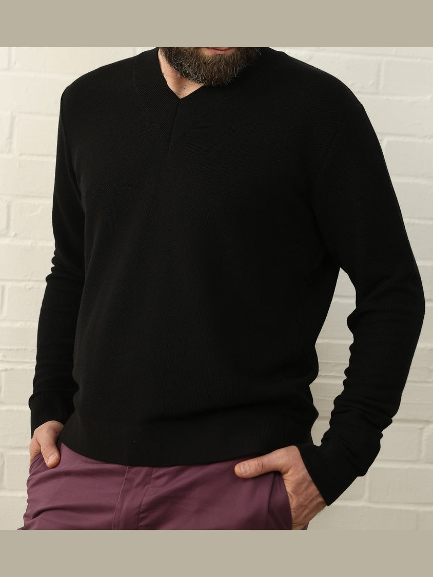 GENE - Noir Frame V-Neck Sweater