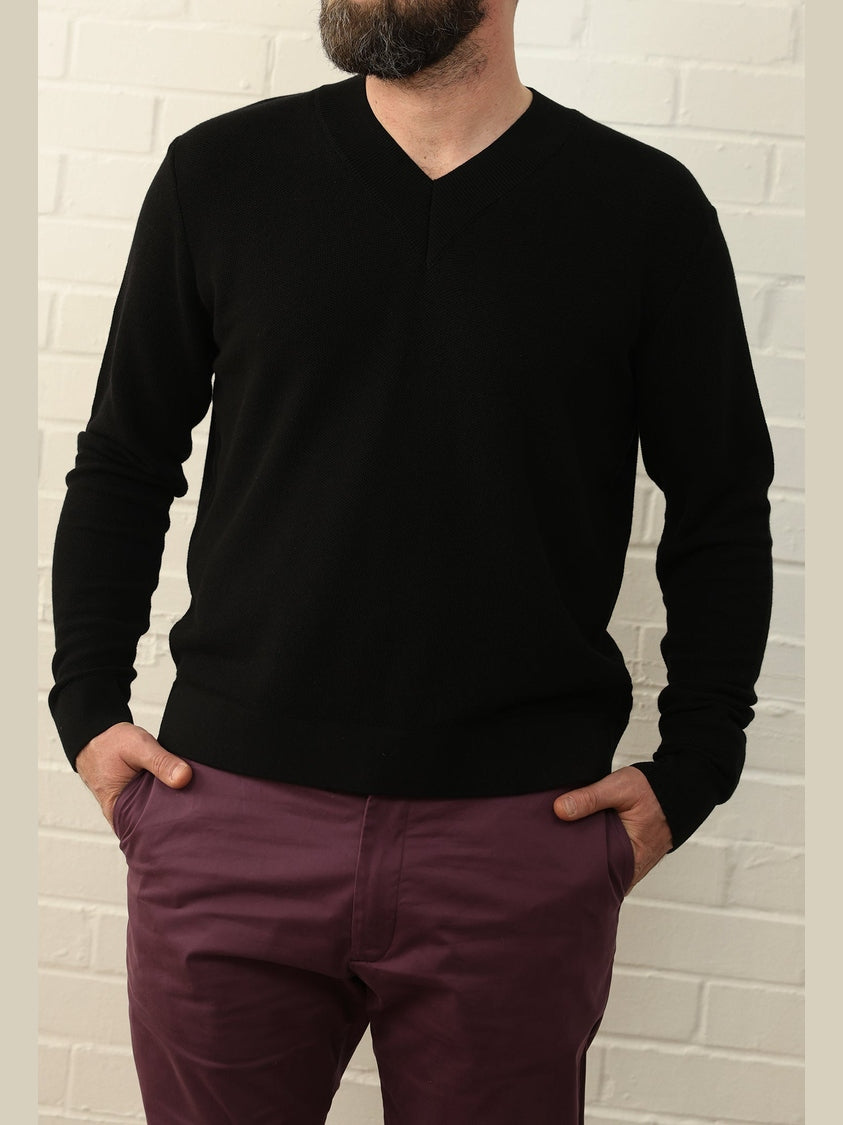 GENE - Noir Frame V-Neck Sweater