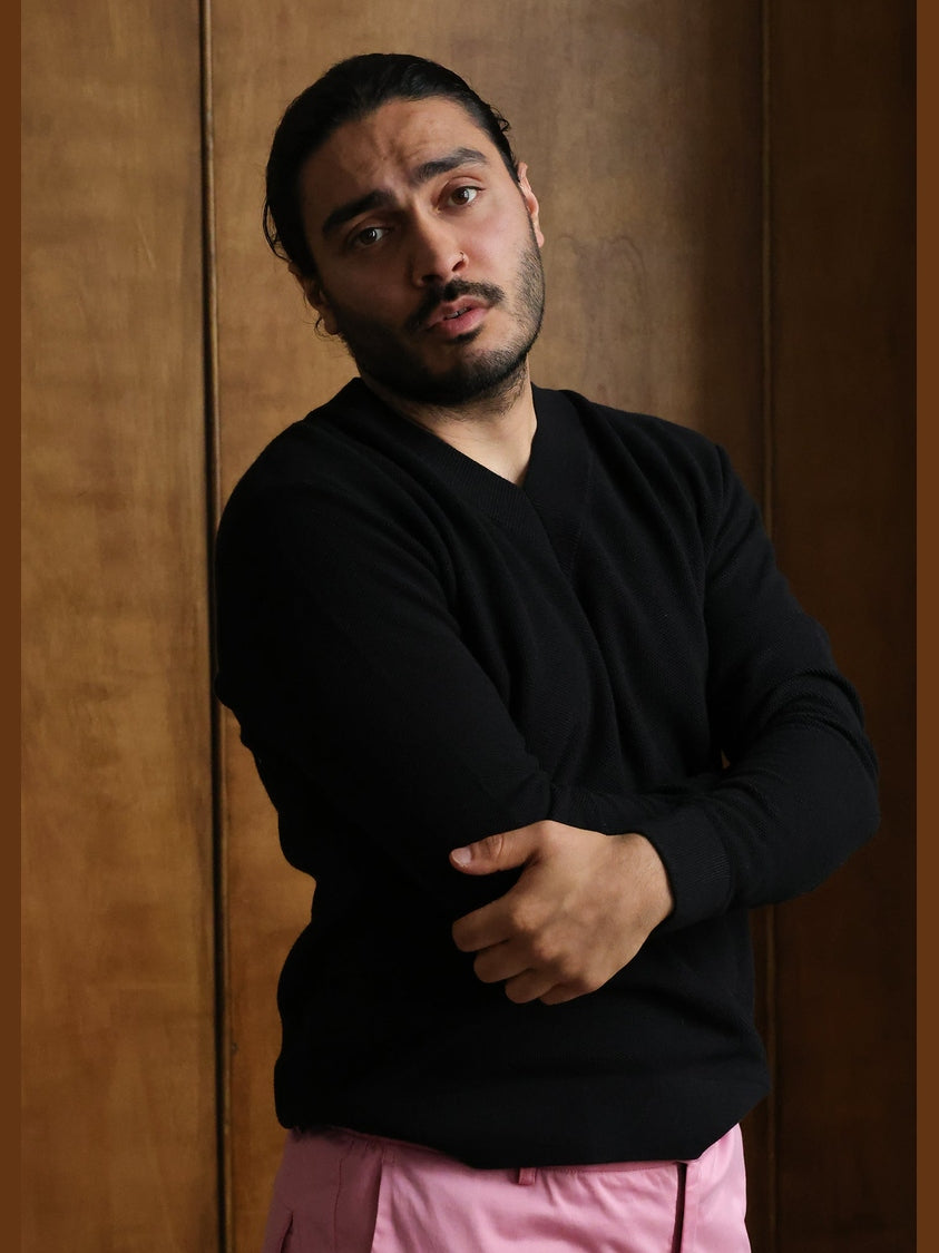 GENE - Noir Frame V-Neck Sweater